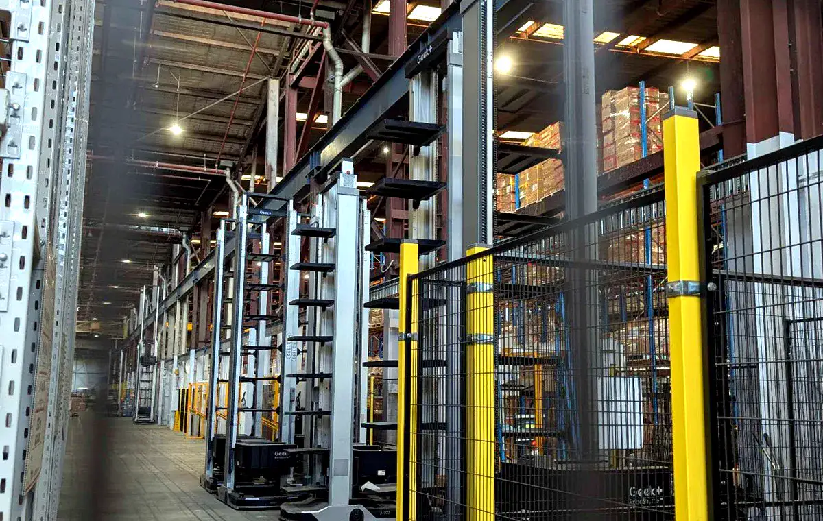 Geek+ RS-series robots in a high-density warehouse installation
